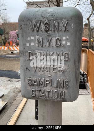 Trinkwasserprobenstellen in ganz New York City, ermöglicht es dem Umweltschutzministerium, die Qualität des Wasserhahns der Stadt zu bestimmen Stockfoto