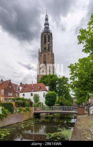 Onze-Lieve-Vrouwetoren (der Turm unserer Lieben Frau) über einem Kanal in der niederländischen Stadt Amersfoort, Niederlande, Europa. Stockfoto