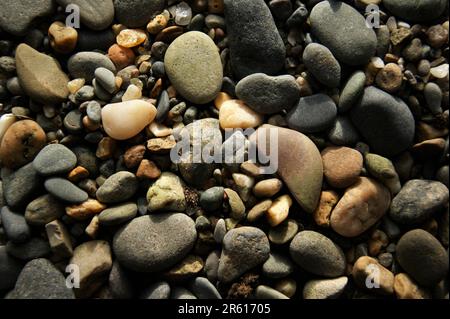 Steine unterschiedlicher Größe am Strand. Hintergrundtextur. Stockfoto