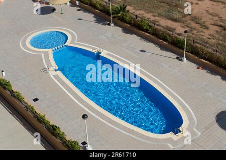 Sommer, Reisen, sonnig, sonnig, Luft, Resort Pool, Urlaub, Luftaufnahme, draußen, Luftaufnahme, Groß, Farbbild, Wasser, Pool, Sommer, B Stockfoto