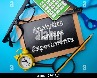 Ein moderner Arbeitsplatz mit Holzschreibtisch und Bürobedarf auf blauem Hintergrund Stockfoto