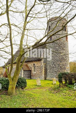 St. Edmund's Fritton in der Nähe von Great Yarmouth, eine normannische, runde, strohgedeckte Kirche mit Apse, Chancel und einem Schiff aus dem 14. Jahrhundert. Stockfoto