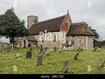 St. Edmund's Fritton in der Nähe von Great Yarmouth, eine normannische, runde, strohgedeckte Kirche mit Apse, Chancel und einem Schiff aus dem 14. Jahrhundert. Stockfoto