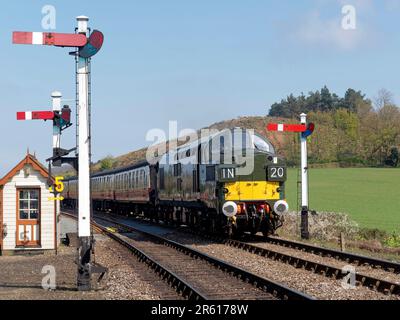 Englische elektrische Klasse 37 Diesel-Elektro-Lokomotive der North Norfolk Railway, die einen Pseenger-Zug zum Bahnhof Weybourne bringt Stockfoto