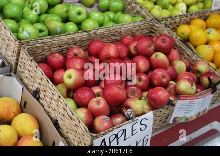 Das frische Obst zum Verkauf auf einem Straßenmarkt Stockfoto