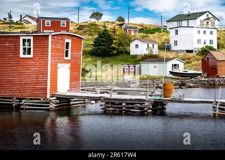 Häuser und Angelhütten an der Ostküste an alten hölzernen Docks mit Blick auf Trinity Bay in der Nähe von Port Union Newfoundland Canada.