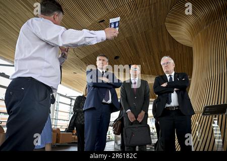 Cardiff, Großbritannien. 06. Juni 2023. Der flämische Ministerpräsident Jan Jambon, Chefkoch des Kabinetts Jeroen Overmeer und Berater Pol Van den Driessche von Jambon, zeigte sich während eines Besuchs im Senedd-walisischen Parlament am zweiten Tag einer diplomatischen Mission im Vereinigten Königreich in Cardiff, Wales, Dienstag, den 06. Juni 2023. BELGA PHOTO DIRK WAEM Credit: Belga News Agency/Alamy Live News Stockfoto