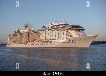Southampton UK, 21. Mai 2023 - Ankunft des großen Royal Caribbean Cruise Ships Anthem of the Seas im Hafen von Southampton. Kreuzfahrtschiff auf Reise Stockfoto