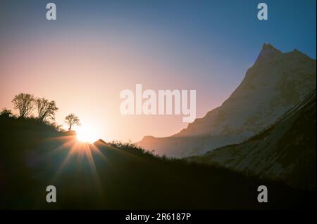 Sonnenaufgang in den Bergen. Panoramablick. Naturlandschaft. Hintergrund des Hintergrundbilds. Lage Himalaya, Uttarkashi Region, Uttarakhand, Indien. Stockfoto