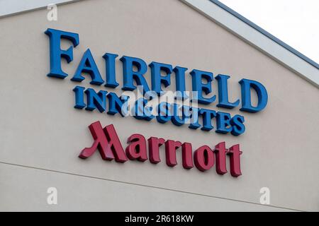 St. Augustine, Florida - 30. Dezember 2022: Nahaufnahme eines Fairfield Inn and Suites Logos von der Marriott Hotelkette Stockfoto