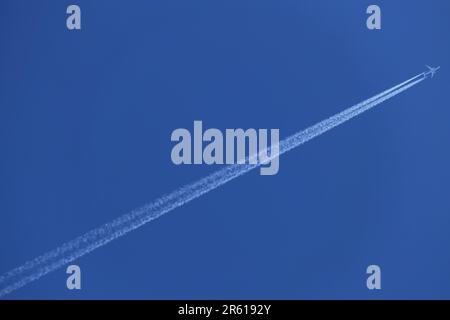 Spur vom Flugzeug im blauen Himmel Stockfoto