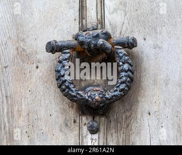 Türklopfer des alten Gebäudes der Royal Grammar School in der Stadt Guildford in Surrey, Großbritannien. Stockfoto