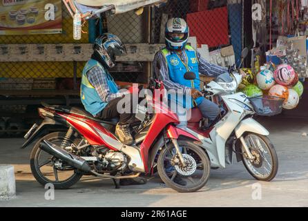 SAMUT PRAKAN, THAILAND, MÄRZ 03 2023, Taxifahrer auf Motorrädern warten auf Passagiere Stockfoto