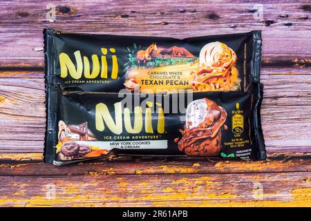 Nuii Ice Cream Adventure gefrorene Desserts auf Verpackungen mit Nährwertdetails in karamellweißer Schokolade, texanischer Pekannuss und New York Cookies Creme-Aromen Stockfoto