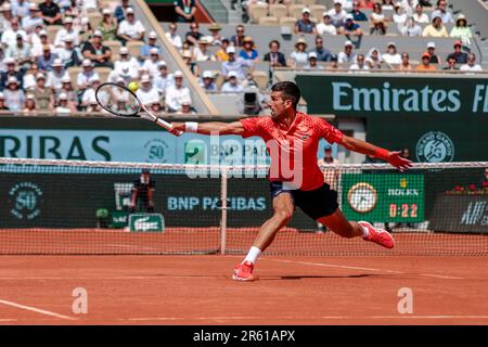 Paris, Frankreich. 06. Juni 2023. Tennis: Grand Slam, ATP Tour - French Open, Herren, Singles, Viertelfinale. Djokovic (Serbien) - Chatschanow (Russische Föderation). Novak Djokovic ist in Aktion. Kredit: Frank Molter/dpa/Alamy Live News Stockfoto