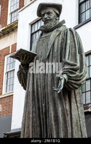 Surrey, Vereinigtes Königreich - April 5. 2023: Statue des ehemaligen Erzbischofs von Canterbury, George Abbot, in der Stadt Guildford in Surrey, Vereinigtes Königreich. Stockfoto