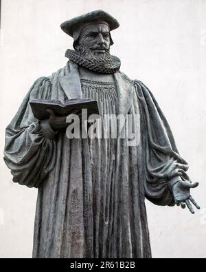 Surrey, Vereinigtes Königreich - April 5. 2023: Statue des ehemaligen Erzbischofs von Canterbury, George Abbot, in der Stadt Guildford in Surrey, Vereinigtes Königreich. Stockfoto