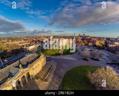 Luftaufnahme des Cliffords Tower mit York Crown Court und dem Auge von York im Vordergrund, North Yorkshire. UK Stockfoto