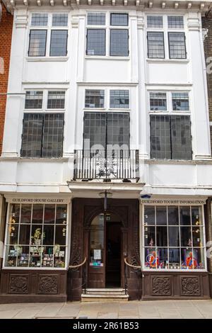 Surrey, Großbritannien - April 5. 2023: Das Guildford House an der High Street in der historischen Stadt Guildford in Surrey, Großbritannien. Stockfoto