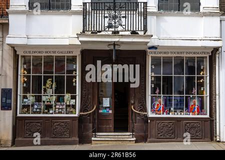 Surrey, Großbritannien - April 5. 2023: Das Guildford House an der High Street in der historischen Stadt Guildford in Surrey, Großbritannien. Stockfoto