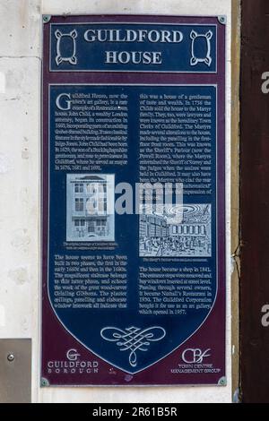 Surrey, Großbritannien - April 7. 2023: Nahaufnahme einer Plakette an der Fassade des Guildford House, die die Geschichte des Gebäudes in der Stadt Guildford beschreibt Stockfoto