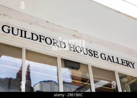 Surrey, Großbritannien - April 5. 2023: Nahaufnahme des Schilds an der Außenseite des Guildford House in der historischen Stadt Guildford in Surrey, Großbritannien. Stockfoto