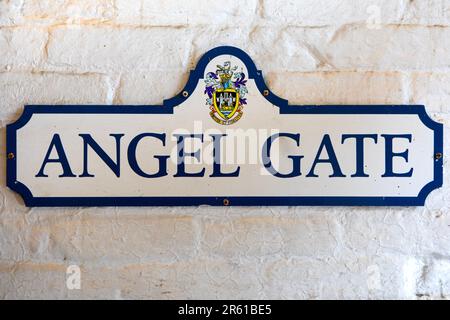 Surrey, Großbritannien - April 5. 2023: Straßenschild für Angel Gate in der historischen Stadt Guildford in Surrey, Großbritannien. Stockfoto