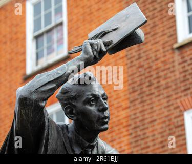 Surrey, Großbritannien - April 5. 2023: Nahaufnahme der Surrey Scholar Statue, die sich an der High Street in der Stadt Guildford in Surrey, Großbritannien befindet. Stockfoto