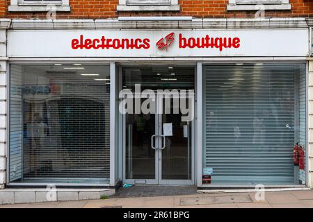 Surrey, Großbritannien - April 5. 2023: Das Äußere eines alten Electronics Boutiquen-Geschäfts in Guildford, Surrey. Im Jahr 2002 betreibt Electronics Boutique Geschäfte in Großbritannien Stockfoto