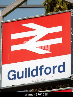 Surrey, Großbritannien - April 5. 2023: Nahaufnahme des Schilds zum Bahnhof Guildford in der Stadt Guildford in Surrey, Großbritannien. Stockfoto