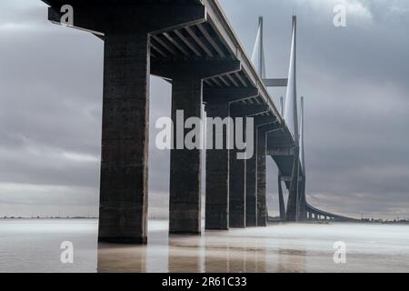Sindey Lanier Bridge bei Brunswick, Georgia, an einem nebligen, bewölkten Tag Stockfoto