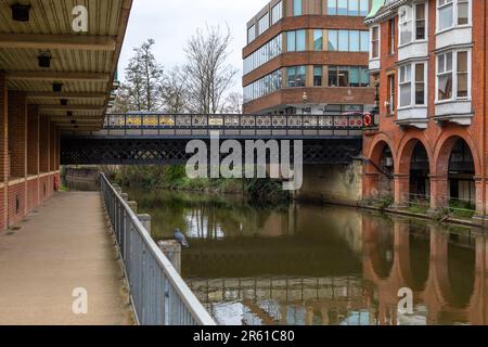 Surrey, Großbritannien - April 5. 2023: Blick auf die Onslow Bridge über den Fluss Wey in der Stadt Guildford in Surrey, Großbritannien. Stockfoto