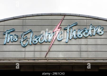 Surrey, Vereinigtes Königreich - April 5. 2023: Die Fassade des Electric Theatre in der Stadt Guildford in Surrey, Vereinigtes Königreich. Stockfoto