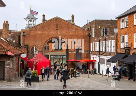 Surrey, Großbritannien - April 5. 2023: Blick auf Tunsgate in der historischen Stadt Guildford in Surrey, Großbritannien. Stockfoto