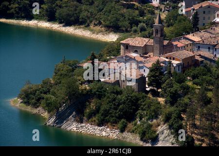 il paese di Mercatale proteso sul lago Stockfoto