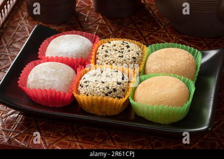 Gericht mit einer Auswahl an traditionellen japanischen Mochi aus nächster Nähe Stockfoto