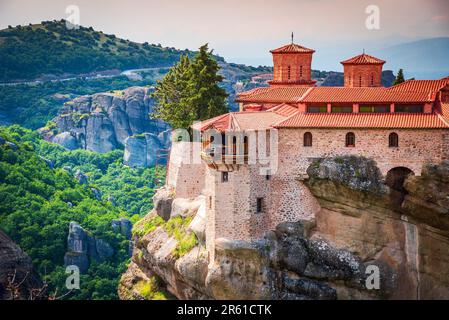 Meteora, Griechenland. Atemberaubende Felsformationen aus Sandstein und Kloster Varlaam, Weltkulturerbe Griechenlands. Stockfoto