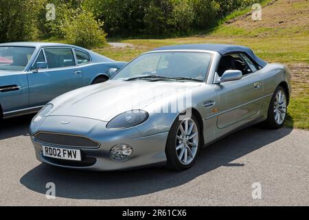 Dreiviertel Vorderansicht eines Silver 2002, Aston Martin DB7 V12 Vantage, auf der Deal Classic Car Show 2023 Stockfoto