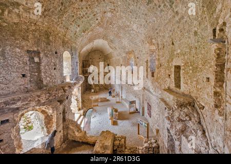 Gewölbte Galerie im Bergfried, Frankisches Schloss Chlemoutsi, 13. Jahrhundert, in der Nähe des Dorfes Kastro, der Halbinsel Peloponnes, Westgriechenland, Griechenland Stockfoto