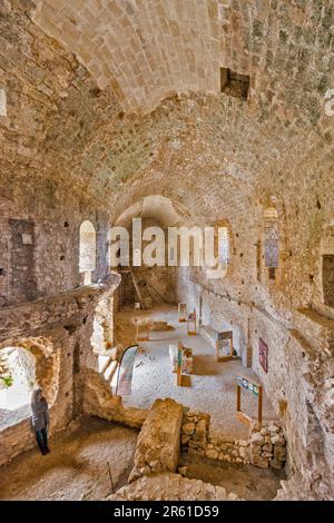 Gewölbte Galerie im Bergfried, Frankisches Schloss Chlemoutsi, 13. Jahrhundert, in der Nähe des Dorfes Kastro, der Halbinsel Peloponnes, Westgriechenland, Griechenland Stockfoto