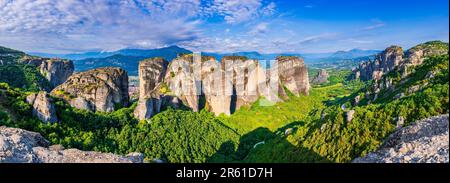 Meteora, Griechenland. Berühmte Sandsteinfelsen und Klöster von Rousanou, Agios Nikolaos Anapafsas, Weltkulturerbe bei Sonnenaufgang. Stockfoto