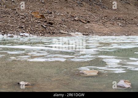 Eisformationen auf einem Gletschersee am Mt. Edith Cavell im Jasper National Park, Kanada Stockfoto