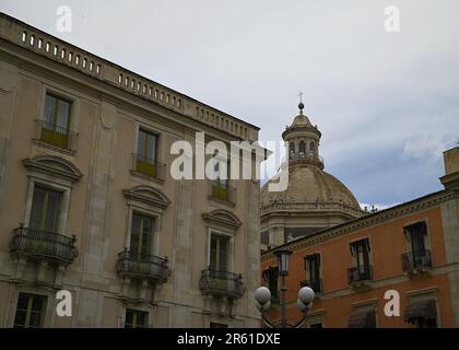 Stadtbild mit malerischem Blick auf die Kuppel des barocken Badia di Sant'Agata, ein religiöses Denkmal von Catania in Sizilien, Italien. Stockfoto