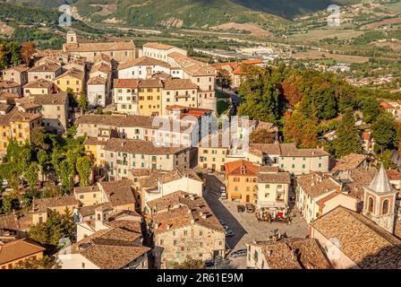 Blick über das Bergdorf Pennabilli in der Region Emilia-Romagna, Italien Stockfoto