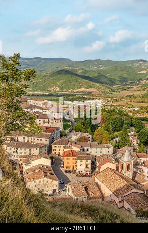 Blick über das Bergdorf Pennabilli in der Region Emilia-Romagna, Italien Stockfoto