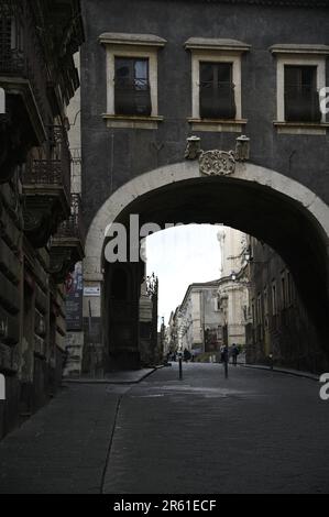 Stadtbild mit malerischem Blick auf den Arco di San Benedetto, ein historisches Wahrzeichen von Catania in Sizilien, Italien. Stockfoto