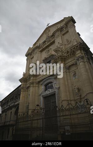 Malerischer Blick von der Fassade auf das barocke Chiesa di San Benedetto, ein religiöses Denkmal von Catania in Sizilien, Italien. Stockfoto