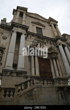 Malerischer Blick von der Fassade auf das barocke Chiesa di San Benedetto, ein religiöses Denkmal von Catania in Sizilien, Italien. Stockfoto