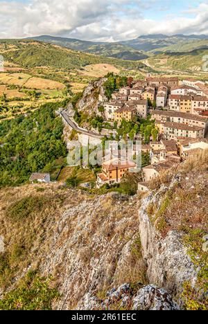 Blick über das Bergdorf Pennabilli in der Region Emilia-Romagna, Italien Stockfoto