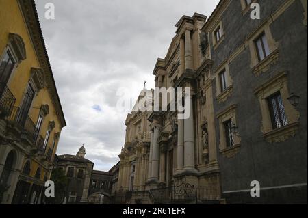 Stadtbild mit malerischem Blick auf alte sizilianische barocke Gebäude im historischen Zentrum von Catania in Sizilien, Italien. Stockfoto